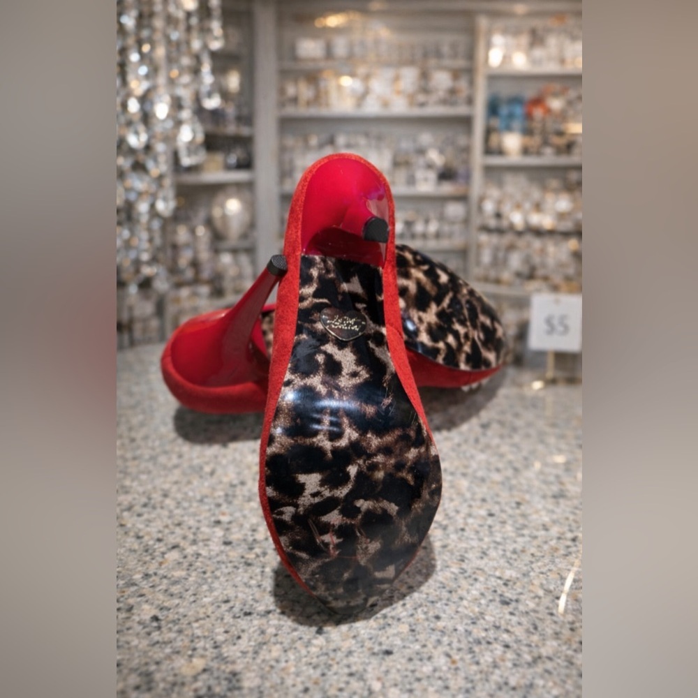 Betsy Johnson Red Suede Studded Pointed Toe Heels Leopard Sole Size 8 - Picture 6 of 8